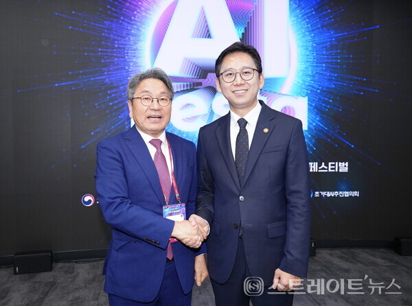 강기정 시장이 30일 서울 코엑스에서 열린 ‘AI 페스타(Festa) 2025’에 참석해 배경훈 과학기술정보통신부 장관과 악수를 하고 있다. 광주시