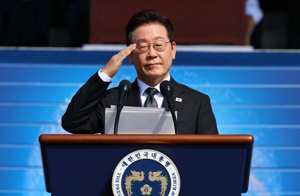 이재명 대통령이 1일 충남 계룡대 대연병장에서 열린 건군 77주년 국군의 날 기념행사에서 거수경례를 하고 있다. 연합뉴스. 