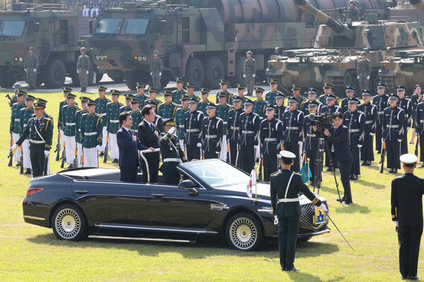 이재명 대통령이 1일 충남 계룡대 대연병장에서 열린 건군 77주년 국군의 날 기념행사에서 열병차량에 탑승해 사열하고 있다. 연합뉴스. 