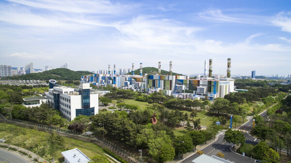 한국남부발전 신인천빛드림본부(사진)가 환경부가 주관하는 ‘2025년 지자체 탄소중립 우수사례’에서 기업 부문 유일하게 우수사례로 선정되어 환경부 장관상을 수상하게 되었다. 한국남부발전 제공 