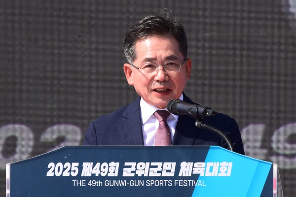 김진열 군위군수는 개막식 축사에서 “존경하는 군위군민 여러분 올해 우리 군은 위대하고 의미있는 도약을 이뤄냈습니다”며 “군부대 이전사업, 군위형 마을만들기 사업, 청렴도 1등급 달성, 공약 이행율 최우수, IB교육 클러스터 구축 등의 성과를 군민 모두가 함께 이뤄냈습니다”고 밝혔다.(사진=스트레이트뉴스)