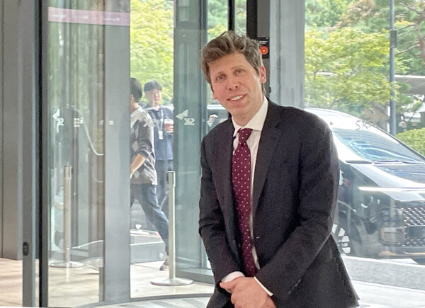 오픈AI의 샘 올트먼 최고경영자(CEO)가 최태원 SK그룹 회장과 오찬 회동을 위해 1일 서울 종로구 SK서린빌딩에 들어서고 있는 모습. 연합뉴스