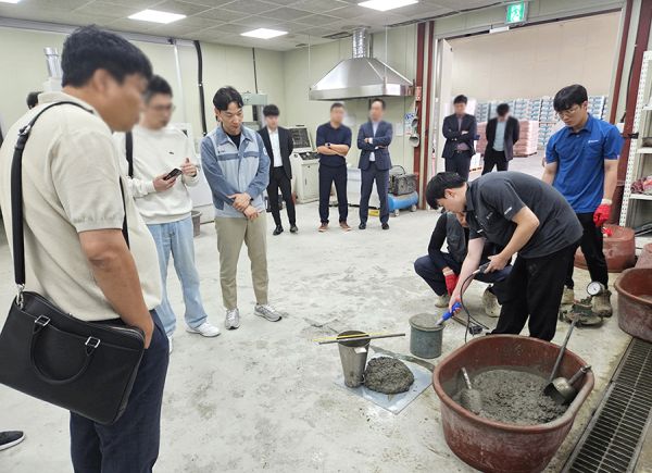 한일시멘트와 한일산업이 지난 9월 30일 경기도 여주시 한일시멘트 기술연구소에서 국내 주요 건설사 관계자를 초청해 특수콘크리트 신제품 기술설명회 및 시연회를 개최했다고 1일 밝혔다. 한일시멘트 제공