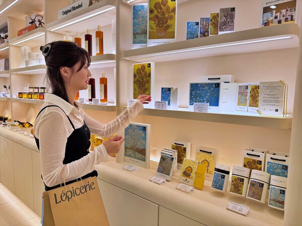 서울시 중구 소공동에 위치한 롯데백화점 본점 지하 1층에서 바로 픽업 상품을 구경하는 모습. 롯데백화점 제공