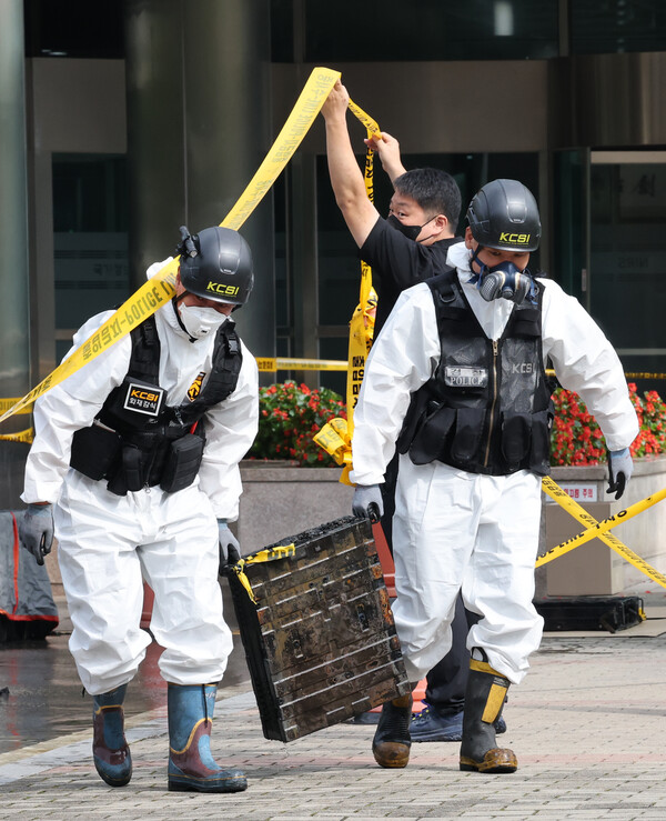 리튬이온 배터리 분리막을 생산하는 헝가리 법인의 지분을 LG화학이 100% 인수한다. 사진은 국가정보자원관리원 화재 현장에서 반출된 LG에너지솔루션 리튬이온 배터리. 뉴스1