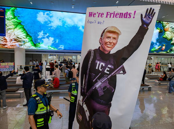 미국 조지아주 포크스턴 이민세관단속국(ICE) 구금 시설에서 체포·구금됐다 풀려난 한국인 316명이 탑승한 전세기가 9월12일 인천국제공항 2터미널에 도착한 가운데, 이제석 이제석광고연구소 대표가 공항 입국장에서 트럼프 미국 대통령 얼굴이 담긴 플래카드 퍼포먼스를 펼치고 있다. 뉴스1