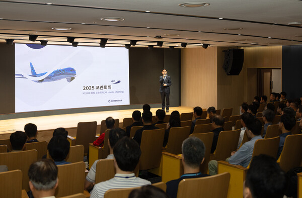 워크숍에 앞서 참석자를 대상으로 김해룡 대한항공 운항본부장이 인사말을 하고 있다. 대한항공 제공