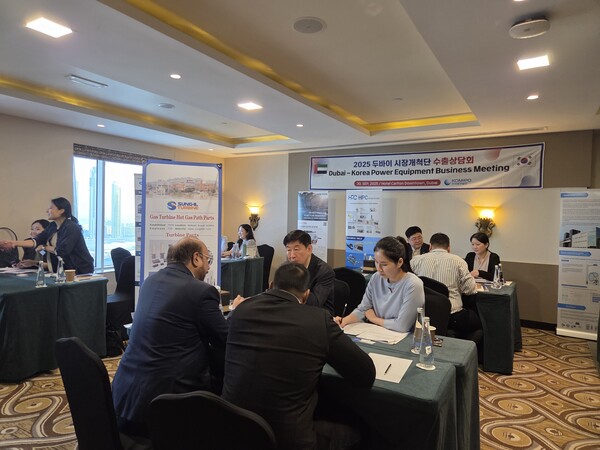 현지 바이어와 1:1 상담이 진행된 ‘2025 두바이 시장개척단 수출상담회’ 현장 모습. 한국중부발전 제공 