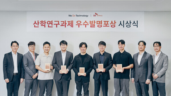 (왼쪽부터)SK하이닉스 채희석 부사장(법무/특허 담당), 차선용 미래기술연구원장(CTO), 포항공과대학교 김원화 교수, 고려대학교 김영진 교수, 연세대학교 이태윤 교수, 포항공과대학교 최동구 교수, 고려대학교 조한샘 연구원(고려대학교 김성범 교수 대리 수상자), SK하이닉스 김재범 부사장(R&D전략 담당), 김연수 부사장(특허 담당)이 시상식을 마치고 기념사진을 촬영하고 있다. SK하이닉스 제공