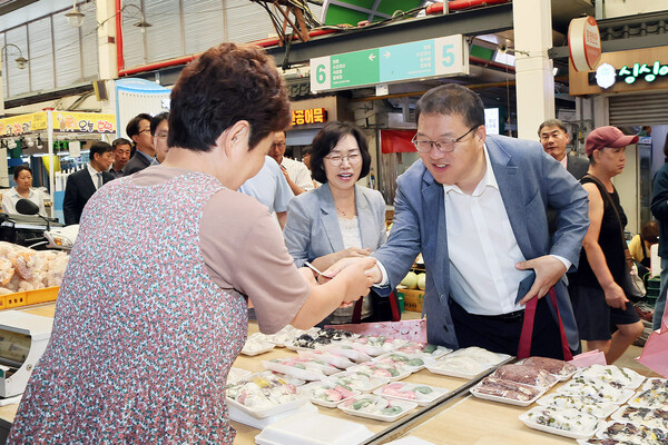 장금용 창원시장 권한대행이 2일 추석을 맞이해 진해 중앙시장을 찾아 상인들과 소통하는 시간을 가졌다.