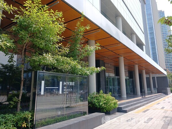 하이브 방시혁 의장이 기업공개(IPO) 이후 정산받은 거액을 두고 금융당국은 이익의 성격을 문제 삼고 있으나 방 의장이 상당 부분을 유상증자 재참여와 글로벌 사업 확장에 사용해 단순 사익 추구로 보기 어렵다는 반론도 적지 않다. 사진은 하이브 본사 사옥 전경. 박응서 기자