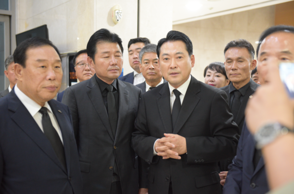 장동혁 국민의힘 대표가 4일 오후 세종시 한 장례식장에 마련된 국가전산망 장애 업무를 담당하다가 극단적인 선택을 한 행정안전부 공무원의 빈소를 찾아 조문한 뒤 발언하고 있다. 연합뉴스