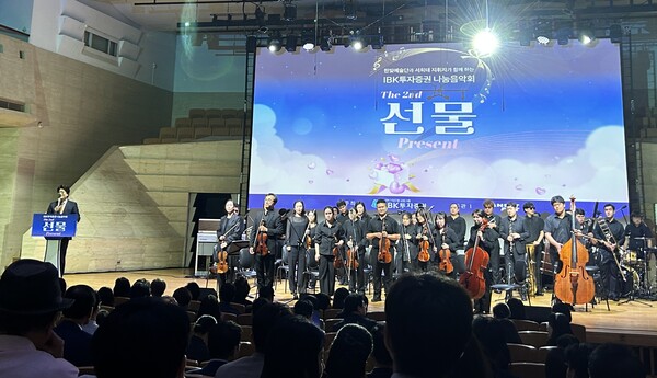 연주가 끝나고 기립박수를 보내는 청중들에게 오케스트라를 소개하는 서희태 지휘자(왼쪽). 사진 장석진 기자.