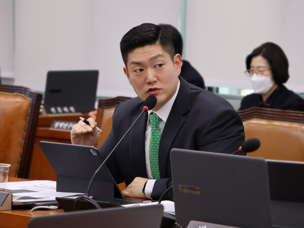                           국회 상임위에서 질의하는 김재섭 의원. 김재섭의원실 제공.