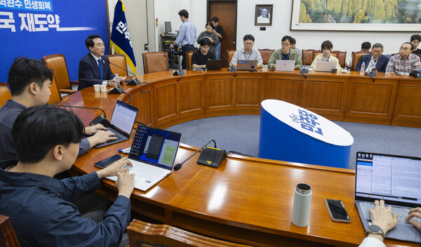 더불어민주당 박수현 수석대변인 8일 국회에서 가진 기자간담회에서 발언하고 있다. 연합뉴스. 