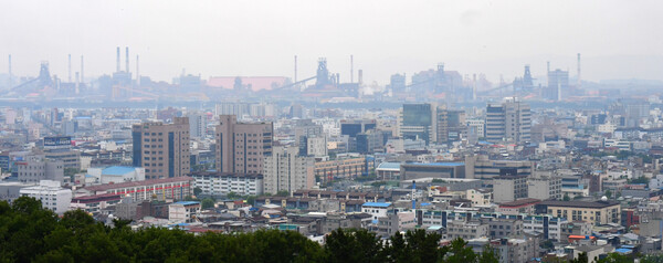 미국에 이어 유럽 마저 철강 고관세 방침을 밝혀 철강업계의 부담이 가중됐다. 사진은 포스코 포항제철소 전경. 뉴스1