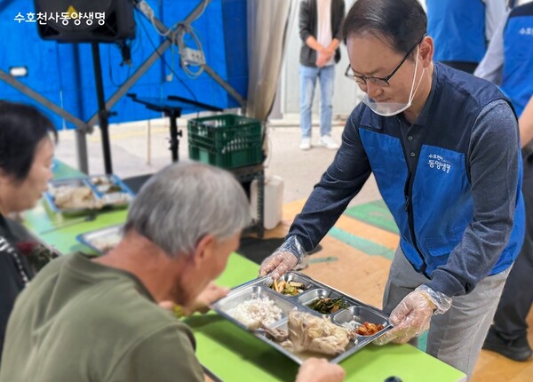 어르신께 식사를 대접하고 있는 성대규 대표. 동양생명 제공.
