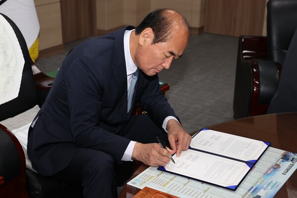 강영석 경북 상주시장은 농촌 인력난 해소를 위해 베트남 까마우성과 외국인 계절근로자 유치를 위한 업무협약을 체결했다.(사진=상주시)