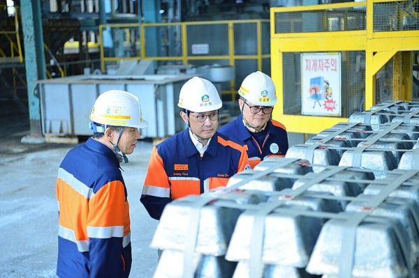 최윤범 회장은 “어려운 시기일수록 내부의 단결이 가장 강한 힘”이라고 강조한다. 사진은 최윤범 회장이 온산제련소 내 안티모니 공장을 방문해 생산제품을 둘러보고 있는 모습. 고려아연 제공