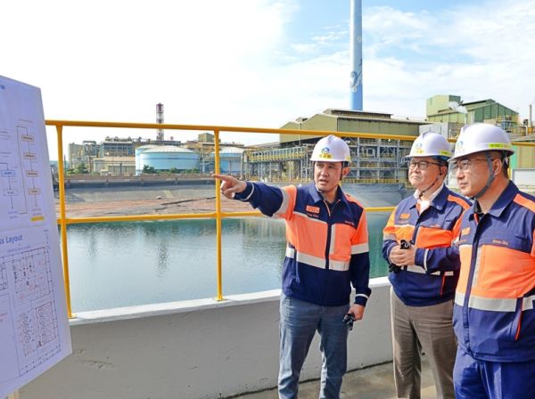 최윤범 회장은 “조직의 유산을 미래로 번역하는 것이 우리의 역할”이라고 말한다. 사진은 지난 9월 울산 온산제련소를 방문한 최윤범 고려아연 회장이 게르마늄 공장 신설 준비 현장을 점검하고 있는 모습. 고려아연 제공