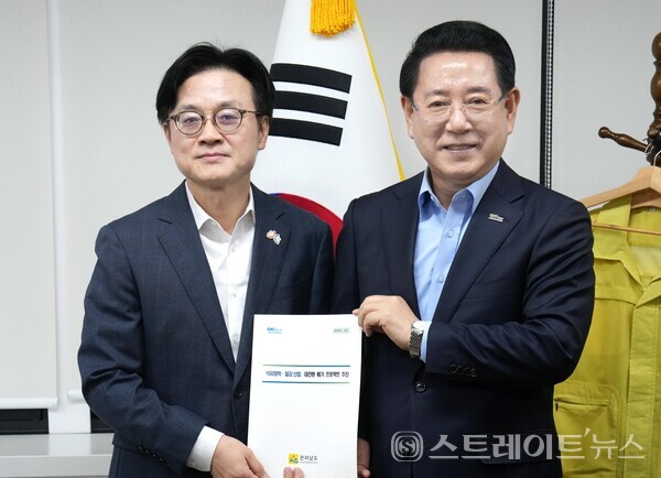 김영록 지사(오른쪽)가 10일 오전 정부서울청사에서 김정관 산업통상부 장관과 면담을 갖고 석유화학·철강 산업 대전환 메가 프로젝트 등 전남도 핵심 사업 해결을 위한 건의 및 협조를 요청하고 있다. 전남도