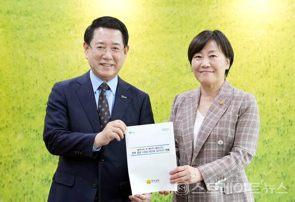 김영록 지사(왼쪽)가 10일 오후 정부 세종청사에서 송미령 농림축산식품부 장관과 면담을 갖고 전남 주요 현안 사업에 대해 건의를 하고 있다. 전남도