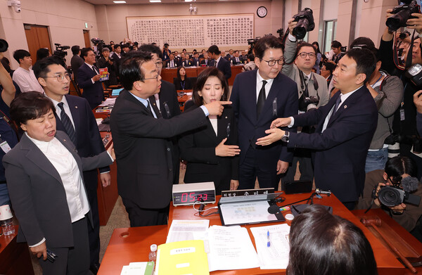 13일 국회에서 열린 법제사법위원회 국정감사에서 조희대 대법원장 증인 참석을 놓고 여야 의원들이 논쟁하고 있다. 연합뉴스. 