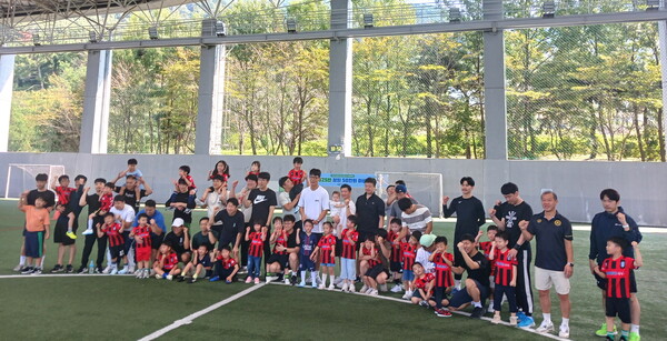  창원시가 주관한 ‘창원 50인의 아빠단’ 네 번째 프로그램으로 ‘축구코칭 교실’ 모습.