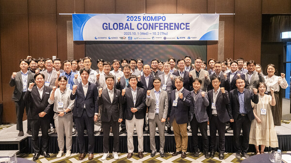 KOMIPO 글로벌 컨퍼런스 단체사진(둘째줄 가운데 이영조 한국중부발전 사장) 한국중부발전 제공.