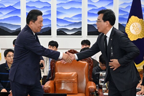 더불어민주당 김병기 원내대표(왼쪽)과 국민의힘 송언석 원내대표가 13일 국회에서 우원식 국회의장 주재로 열린 여야 교섭단체 원내대표 회동에서 악수를 하고 있다. 연합뉴스.  