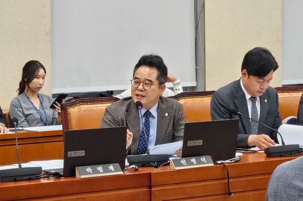 더불어민주당 민병덕 의원이 13일 열린 국회 정무위원회 국무조정실 국정감사에서 질의하고 있다. 의원실.