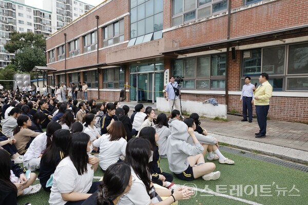 이정선 교육감이 13일 학교 교직원 및 공용 이메일을 통해 '학교에 폭발물을 설치했다'는 협박 메일이 접수된 보고를 받고 광주의 한 학교를 찾아 현장을 살폈다. 광주시교육청