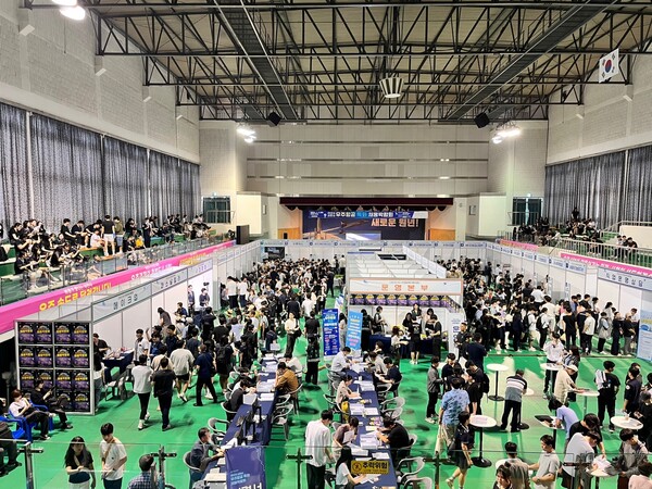 지난해 사천체육관에서 열린 우주항공채용박람회 전경. 사천시 제공