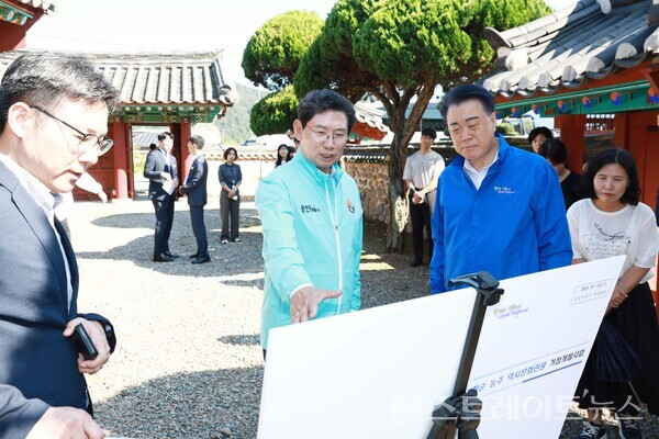 구복규 화순군수가 지난 10일 경기도 용인특례시 이상일 시장 일행을 맞아 능주면 소재 조광조 선생 유허비를 소개하고 있다. 화순군