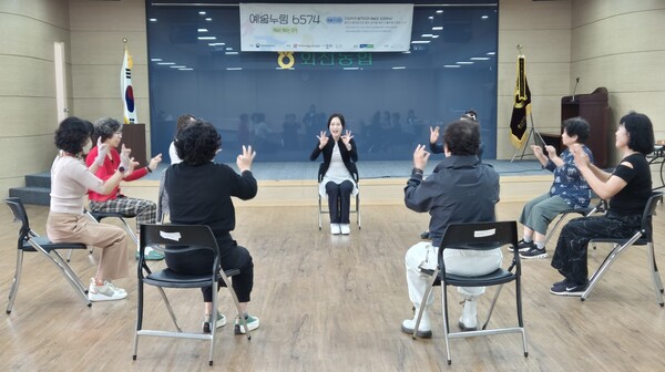 경기 양주 회천농협에서  문화예술 프로그램(무용) 체험중인 농업인들. 농협 제공.