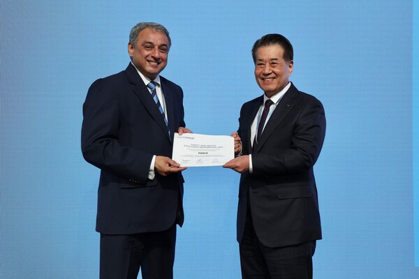 13일(현지시간) 포스코가 세계철강협회 안전보건 우수사례 공모전 공정안전부문 최고상을 수상한 가운데 나렌드란 타타스틸 CEO(왼쪽)와 장인화 포스코그룹 회장이 기념 사진을 촬영하고 있다. 포스코그룹 제공