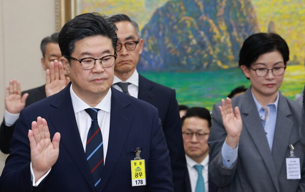 기업회생 절차에 돌입한 홈플러스 모회사인 MBK파트너스의 김병주 회장이 14일 국회 정무위원회의 국정감사에 증인으로 출석했다. 김 회장은 이날 오후 정무위 국감장에서 다른 증인·참고인과 함께 선서했다. 연합뉴스