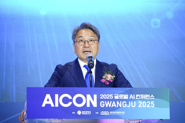 강기정 시장이 15일 오전 김대중컨벤션센터에서 열린 'AICON광주 2025' 개막식에 참석해 환영사를 하고 있다. 광주시