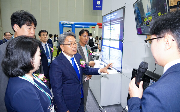 강기정 시장이 15일 '글로벌AI컨퍼런스 아이콘(AICON) 광주 2025'에 마련된 기업 부스에서 AI기술을 참관하고 있다. 광주시