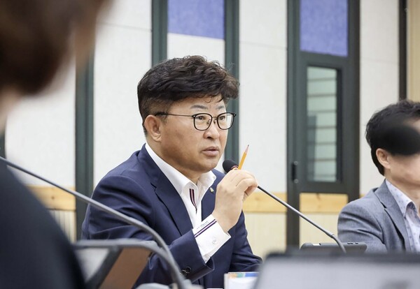 15일  최충규 대덕구청장이 구청 대회의실에서 열린 ‘2026년도 주요업무계획 보고회’에서 간부공무원들에게 올해 사업 마무리와 내년 정책 준비를 위한 당부를 전하고 있다. 대덕구 제공.