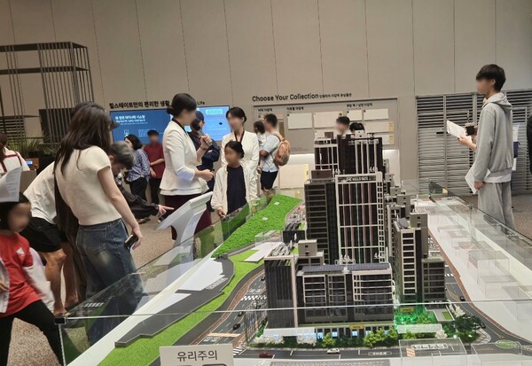 현대건설의 ‘힐스테이트 이수역센트럴’(사진 견본주택 방문객)이 청약홈의 1순위 청약에서 2만5000명 가까운 통장이 쇄도, 평균 326.74 대 1의 경쟁률로 후끈 달아올랐다. 정부의 고강도 3차 부동산대책의 적용을 받지 않은 데 힘입었다고 현지는 분석했다.김태현 기자