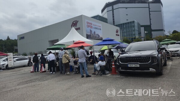 현대건설의 ‘힐스테이트 이수역센트럴’의 모델하우스에 진을 친 MGM. 이 단지는 청약홈의 1순위 청약에서 2만5000명 가까운 통장이 쇄도, 평균 326.74 대 1의 경쟁률로 후끈 달아올랐다. 정부의 고강도 3차 부동산대책의 적용을 받지 않은 데 힘입었다고 현지는 분석했다.김태현 기자