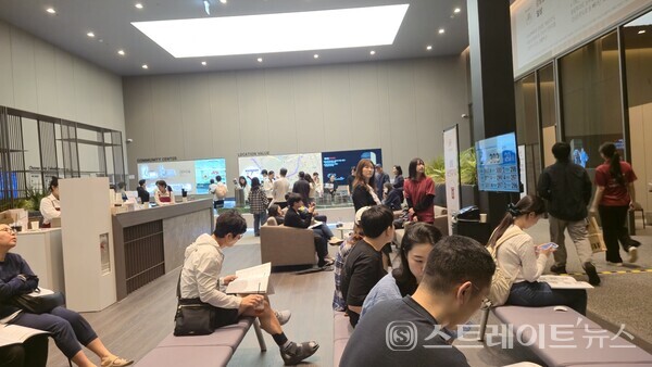 현대건설의 ‘힐스테이트 이수역센트럴’의 모델하우스 내 방문객. 이 단지는 청약홈의 1순위 청약에서 2만5000명 가까운 통장이 쇄도, 평균 326.74 대 1의 경쟁률로 후끈 달아올랐다. 정부의 고강도 3차 부동산대책의 적용을 받지 않은 데 힘입었다고 현지는 분석했다.김태현 기자