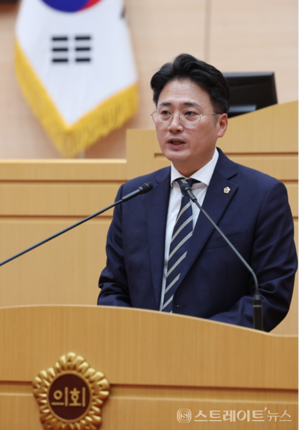 진호건 의원(더불어민주당·곡성)이 15일 열린 제394회 임시회 기획행정위원회 회의에서 '지역소멸시대, 새로운 생활방식 전환 준비 촉구 건의안'을 대표 발의하고 있다. 전남도의회