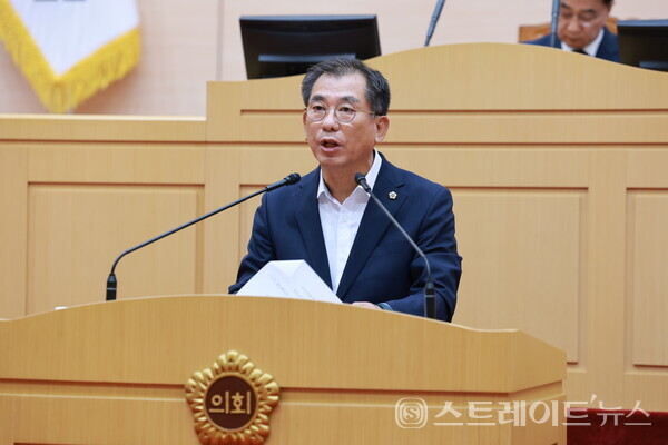 최병용 의원이 15일 전남도의회 본회의장에서 ‘해양쓰레기 대응의 국가책임 강화 촉구 건의안’에 대한 제안설명을 하고 있다. 전남도의회