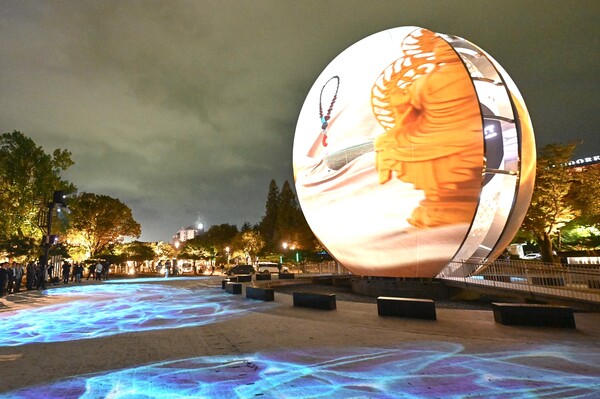 경북도와 경주시는 15일 보문관광단지 육부촌과 호반 광장 일원에서 APEC 보문단지 야간경관 개선사업 ‘빛의 향연’ 시연회를 개최했다.(사진=경북도) 