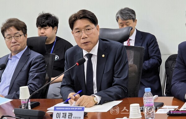 더불어민주당 이재관 의원. 설인호 기자.