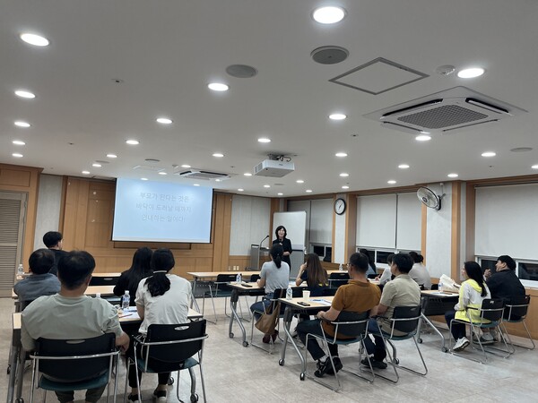 하동군가족센터가 추진 중인 ‘온(溫) 가족 온(ON) 라이프’ 프로젝트 첫 회기에서 참가자들이 부모 교육을 받고 있다. 하동군 제공