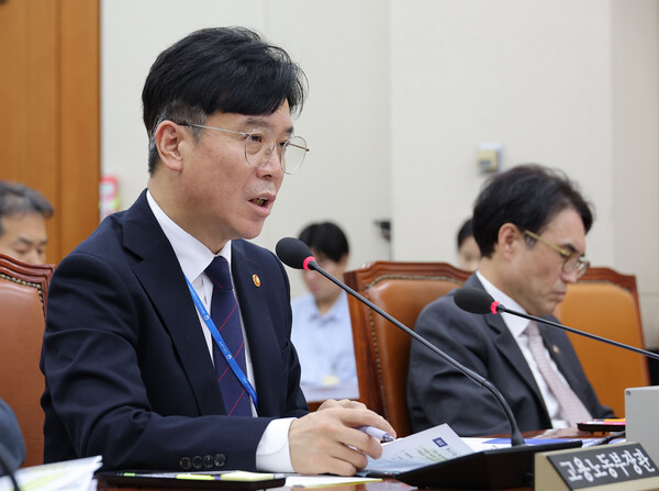 김영훈 고용노동부 장관이 15일 서울 여의도 국회에서 열린 고용노동부에 대한 기후에너지환경고용노동위원회 국정감사에서 질의에 답변하고 있다. 연합뉴스.