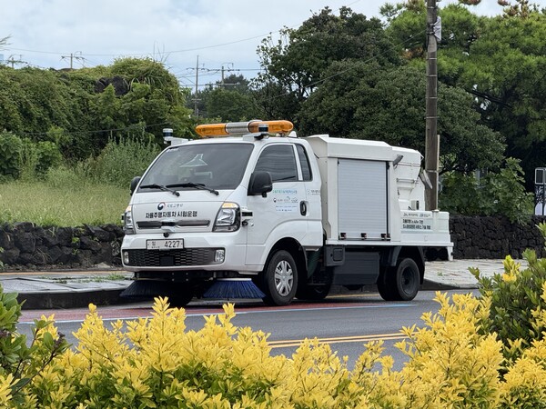 LG유플러스 시범운행 차량이 제주 시내를 주행하며 도로를 청소하고 있는 모습. LG유플러스 제공
